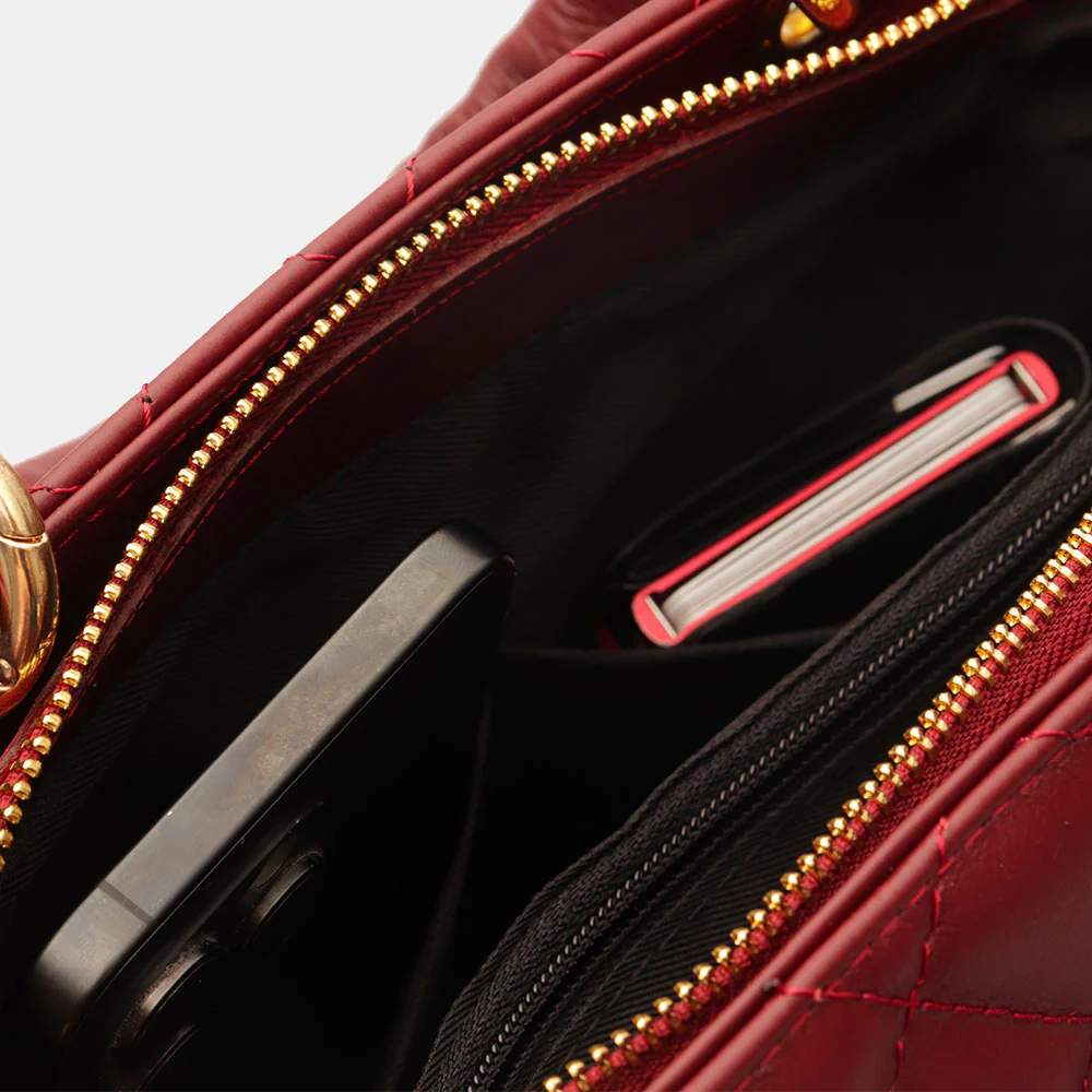 Borsa a Mano con Tracolla VIAVERDI in Pelle Bordeaux Matelassè Made in Italy linea Saturnia - Image 8