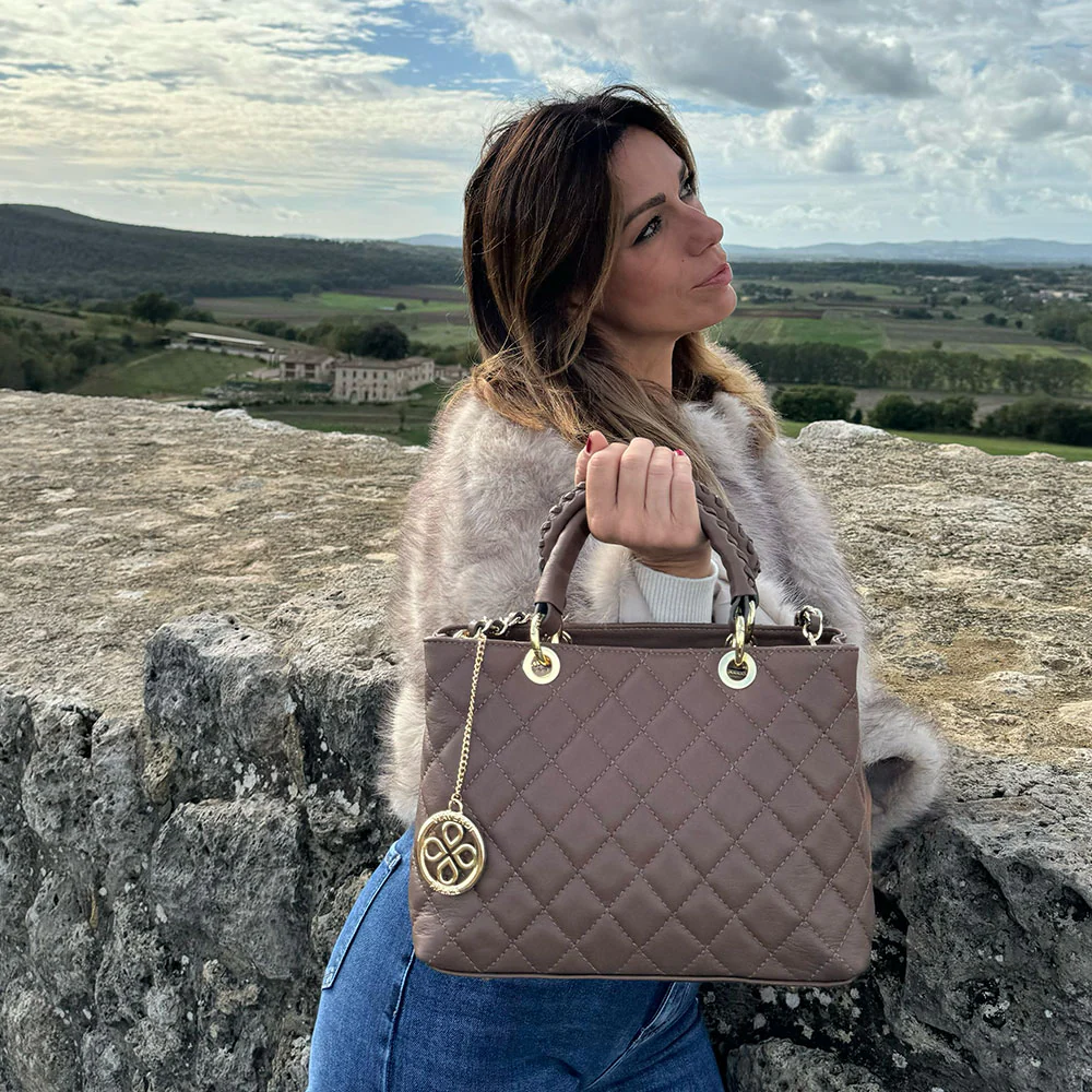 Borsa a Mano con Tracolla VIAVERDI in Pelle Taupe Matelassè Made in Italy linea Saturnia - Image 2
