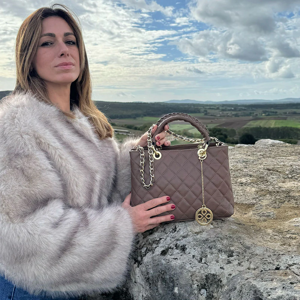 Borsa a Mano con Tracolla VIAVERDI in Pelle Taupe Matelassè Made in Italy linea Saturnia - Image 3
