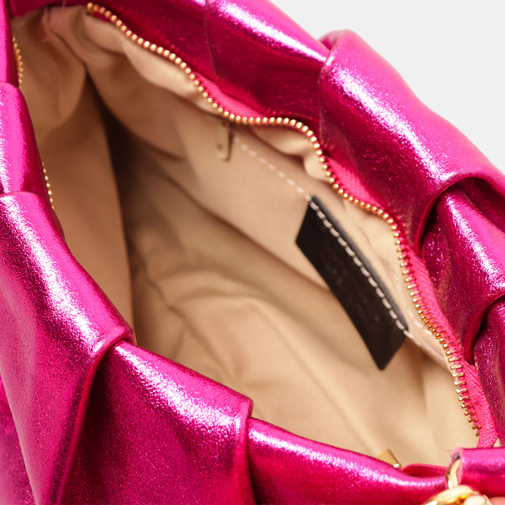 Borsa Hobo a Spalla con Catena VIAVERDI in Pelle Fucsia Metallizzato Made in Italy linea Monteriggioni - Image 7